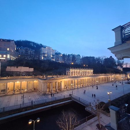 Apartments Stubsi With Colonnade View การ์โลวีวารี ภายนอก รูปภาพ