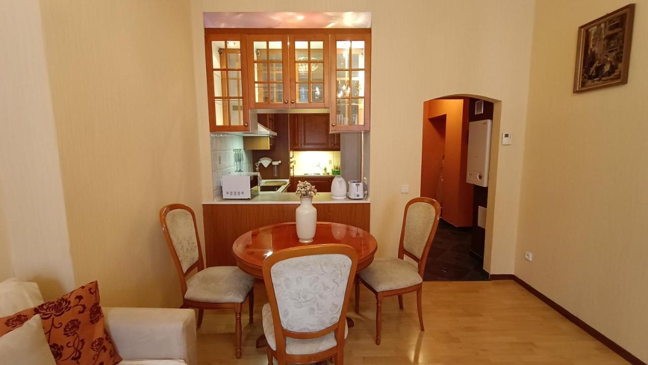 Apartments Stubsi With Colonnade View การ์โลวีวารี ภายนอก รูปภาพ