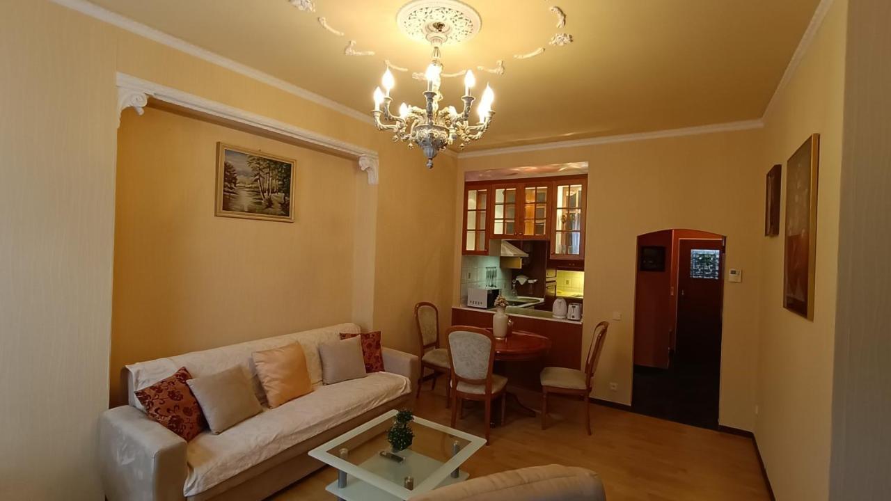 Apartments Stubsi With Colonnade View การ์โลวีวารี ภายนอก รูปภาพ