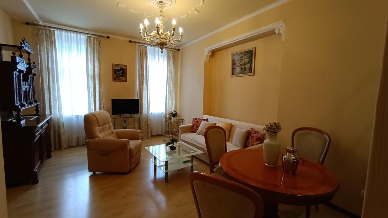 Apartments Stubsi With Colonnade View การ์โลวีวารี ภายนอก รูปภาพ