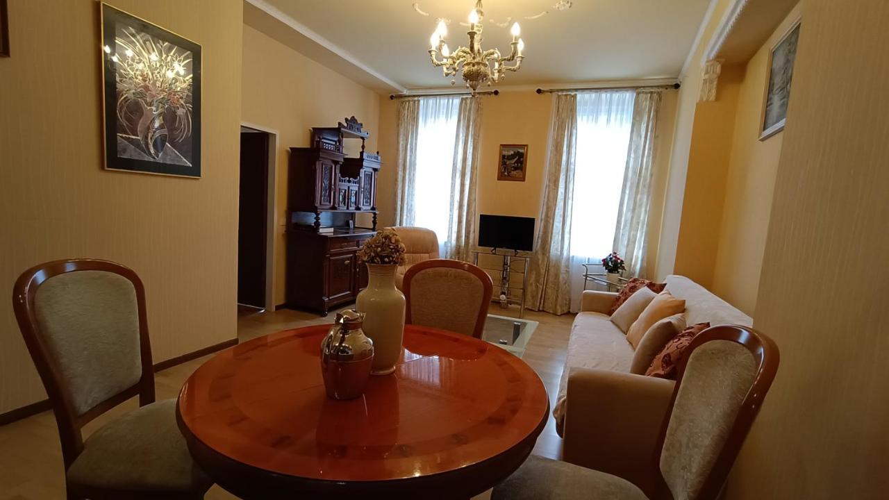 Apartments Stubsi With Colonnade View การ์โลวีวารี ภายนอก รูปภาพ
