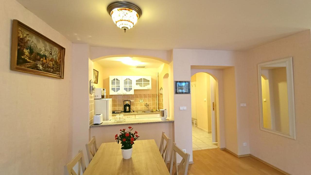 Apartments Stubsi With Colonnade View การ์โลวีวารี ภายนอก รูปภาพ