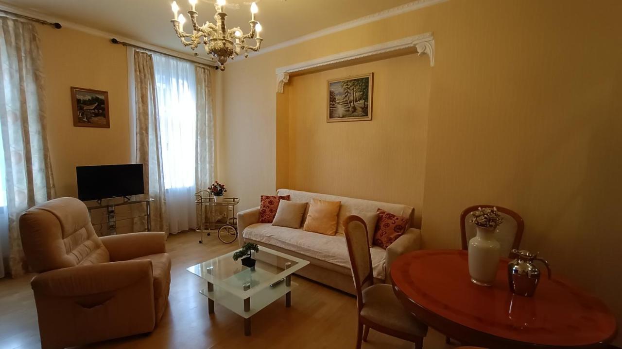 Apartments Stubsi With Colonnade View การ์โลวีวารี ภายนอก รูปภาพ