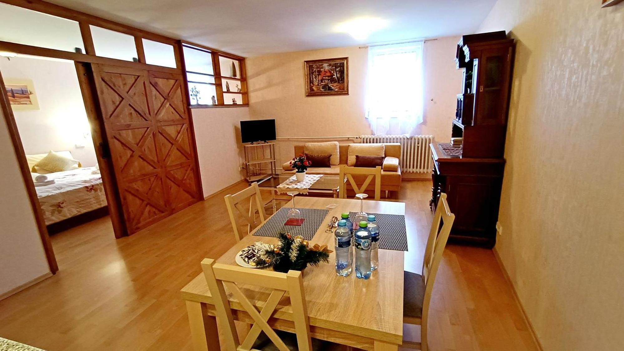 Apartments Stubsi With Colonnade View การ์โลวีวารี ภายนอก รูปภาพ