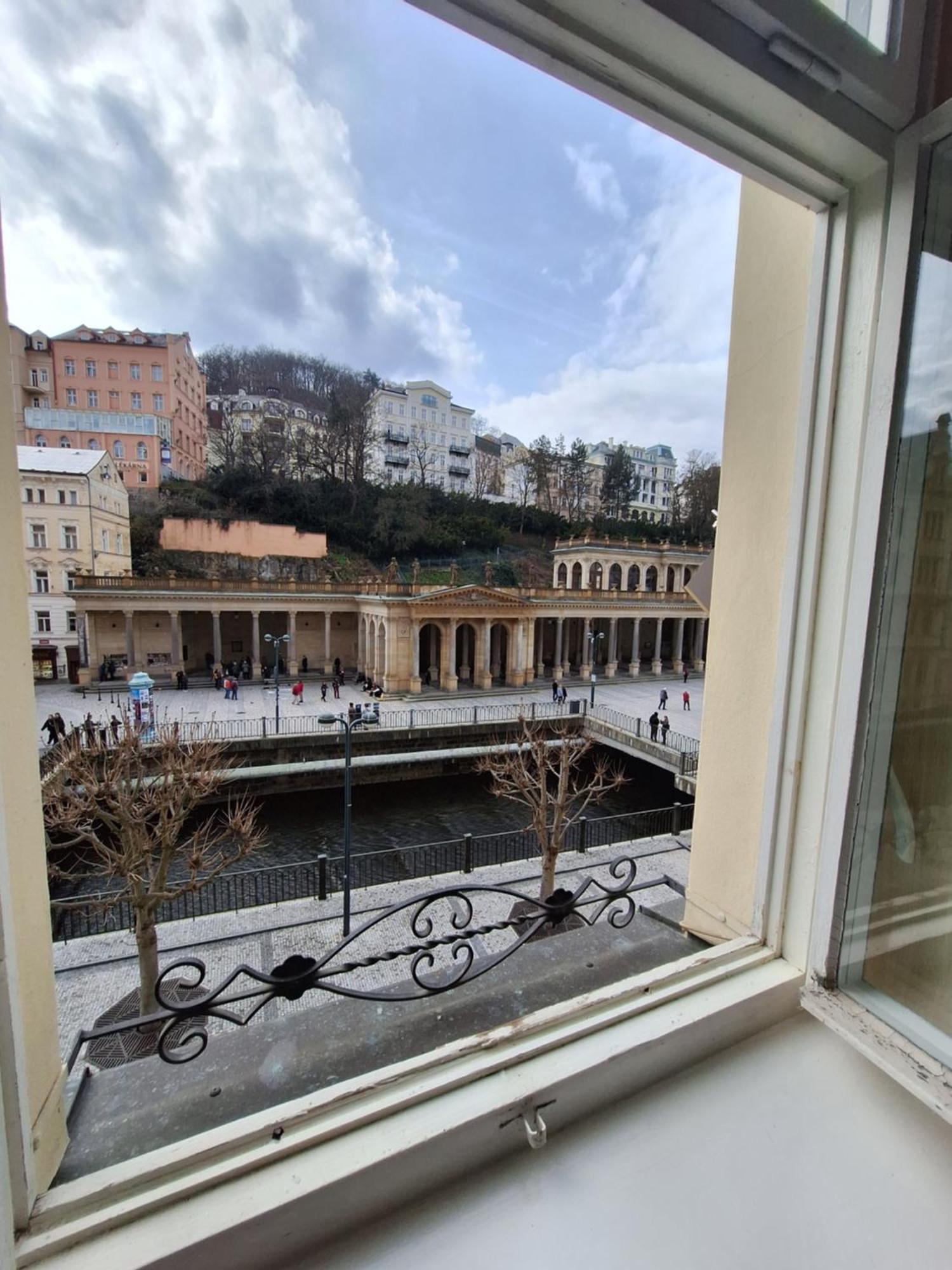Apartments Stubsi With Colonnade View การ์โลวีวารี ภายนอก รูปภาพ