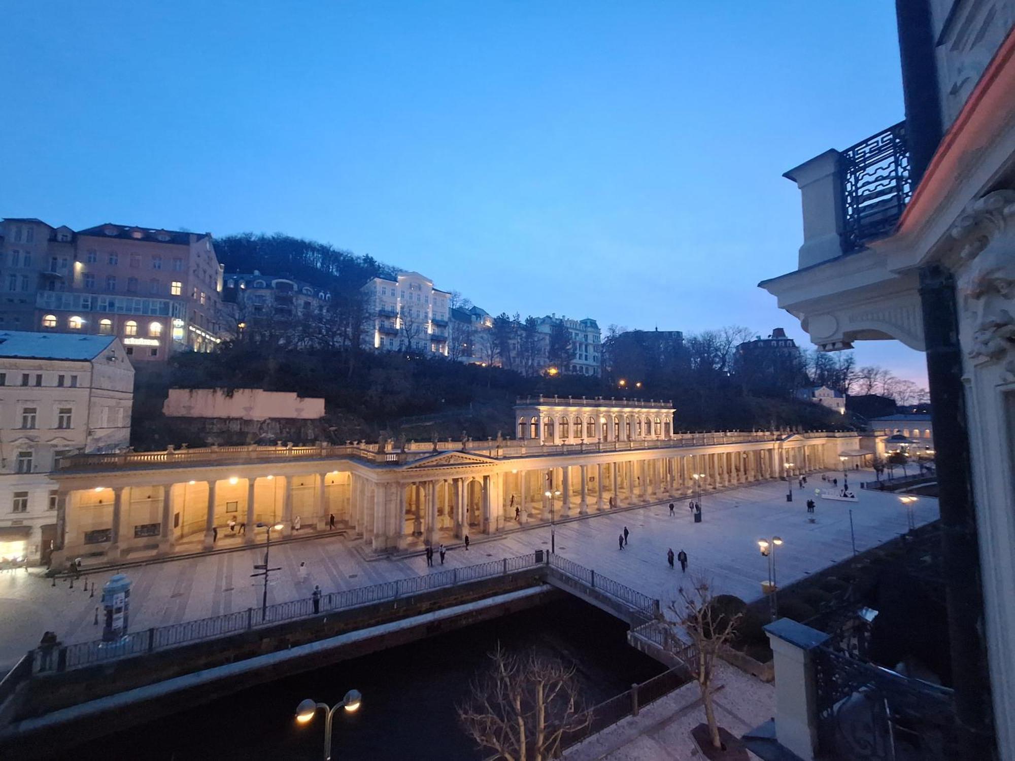 Apartments Stubsi With Colonnade View การ์โลวีวารี ภายนอก รูปภาพ