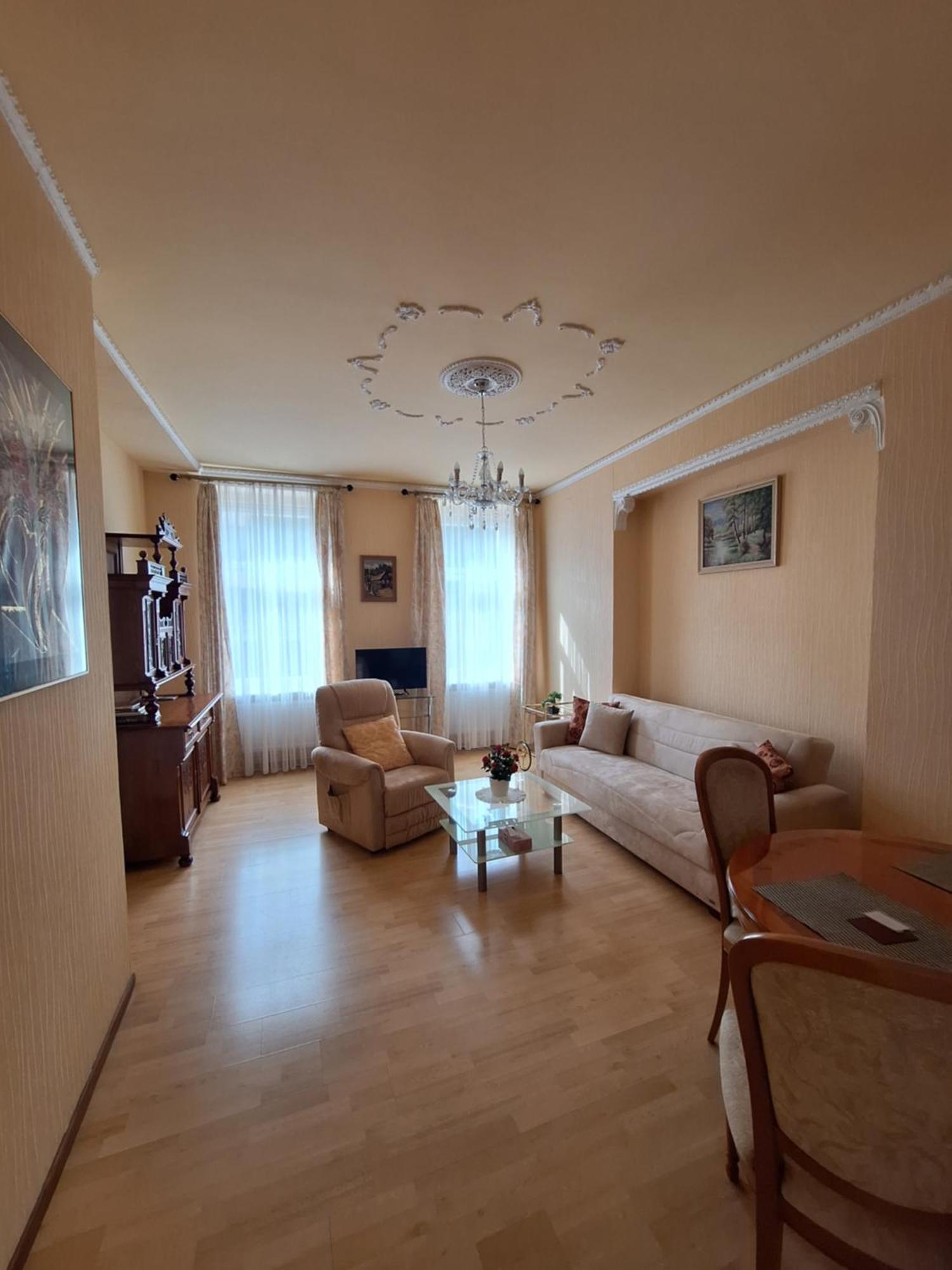 Apartments Stubsi With Colonnade View การ์โลวีวารี ภายนอก รูปภาพ
